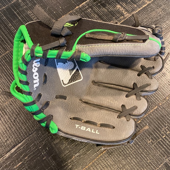 Kids tee ball set - Under Armor Cleats size 3.5 and Wilson Tee Ball Mitt - Used - Picture 5 of 8